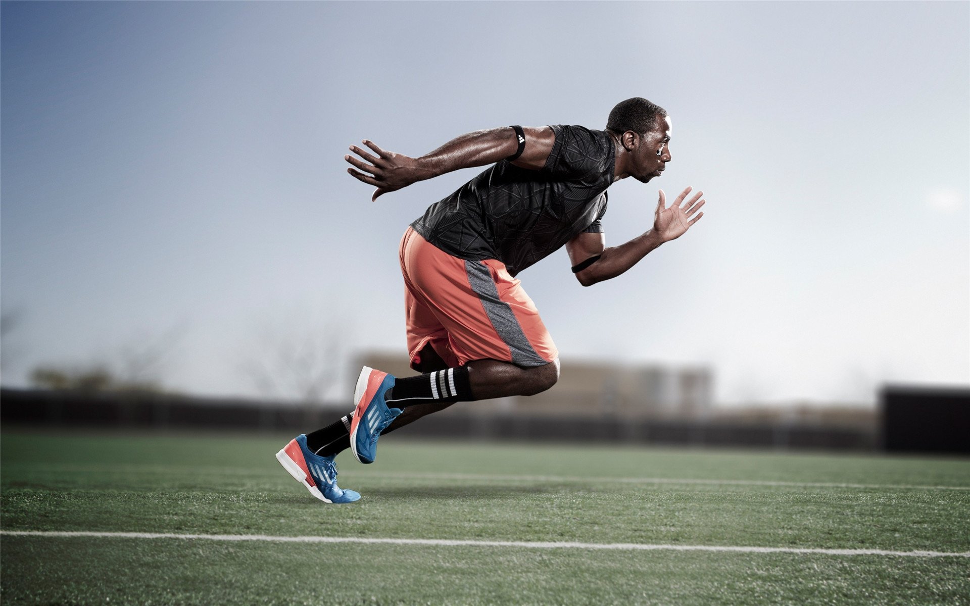 “三叉湖飞盘赛：飞盘对决让田径场充满空中热力”